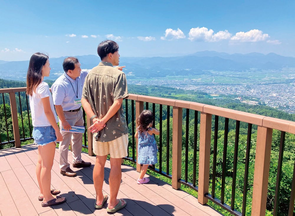 ツアーでは、まず標高約400mの高さにある西蔵
王公園展望台から市内のエリアについて紹介。