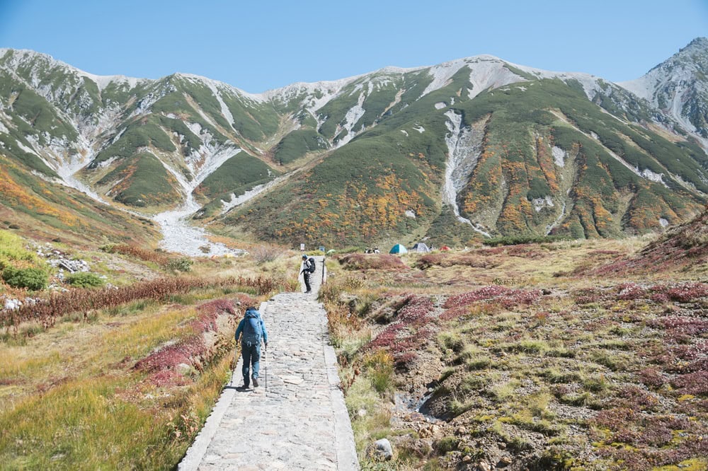 標高約2450mの立山室堂から1時間ほどの距離にあり、絶景を望むことができる雷鳥沢キャンプ場／富山県高岡市