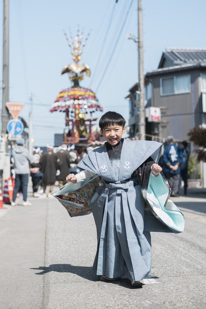 400年以上の歴史がある御車山祭。子どもたちは江戸時代の武士の正装である裃を着て、花警護（ はなけいご）として山車に乗る／富山県高岡市