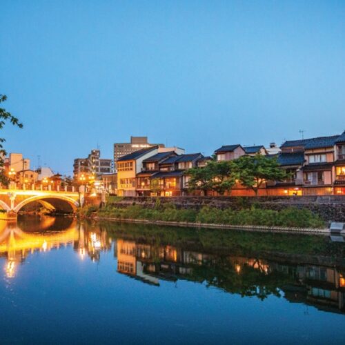 浅野川の対岸から眺める、風情ある主計町（かずえまち）茶屋街／石川県金沢市