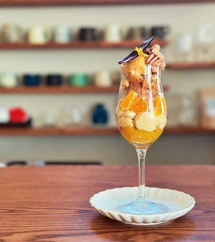 子育てCaféクーポンが利用できる「お菓子喫茶みうら」の季節のパフェ／北海道東川町