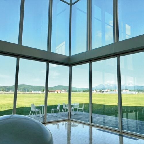 学童保育は東川小学校に隣接する地域交流センター内にある。写真はホールからの風景／北海道東川町