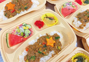 夏休みなど長期休暇中には学童保育昼食サービスを400円で利用できる。写真は七夕ドライカレー／北海道東川町