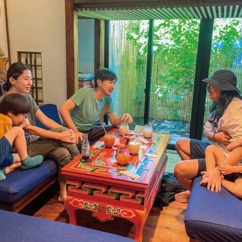 ひがし茶屋街の奥にたたずむモンゴルカフェで、かつてモンゴルをともに旅した仲間と再会／石川県金沢市