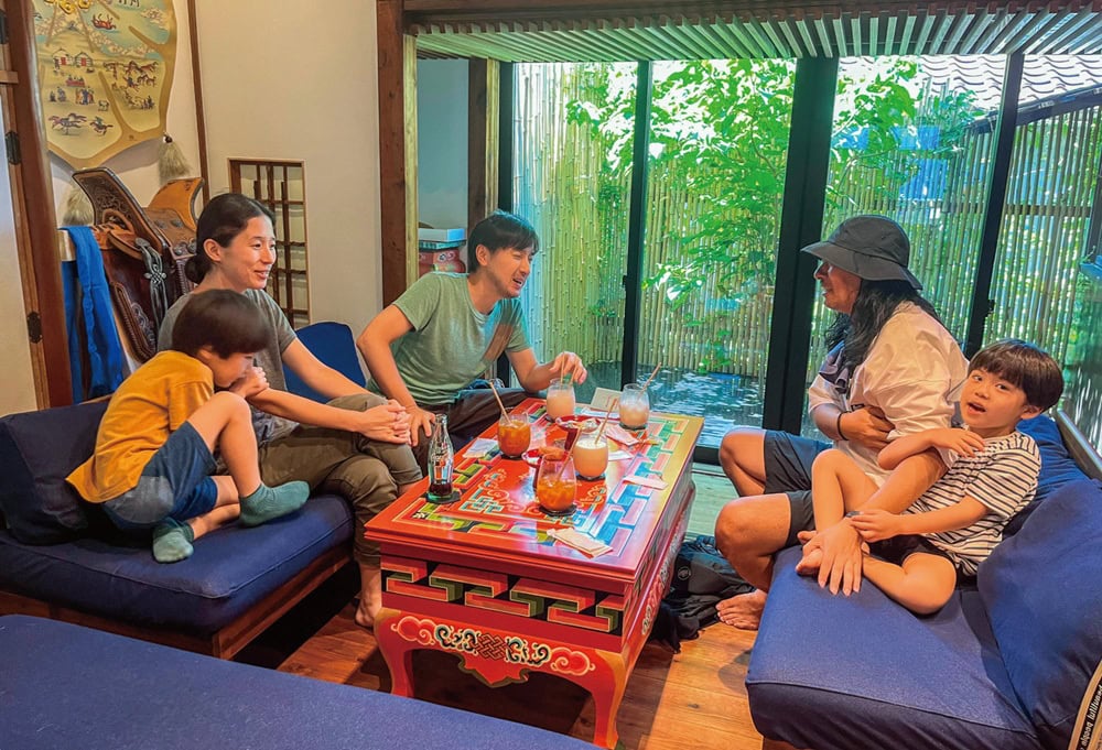 ひがし茶屋街の奥にたたずむモンゴルカフェで、かつてモンゴルをともに旅した仲間と再会／石川県金沢市