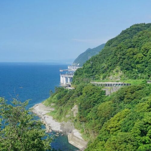 新潟県糸魚川市の「親不知」。断崖絶壁が連なる交通の難所であり、景勝地です