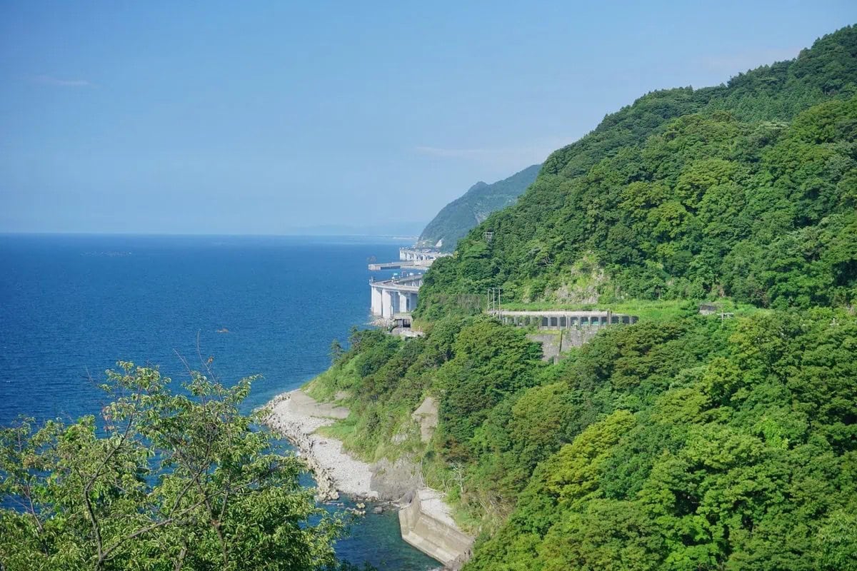 新潟県糸魚川市の「親不知」。断崖絶壁が連なる交通の難所であり、景勝地です