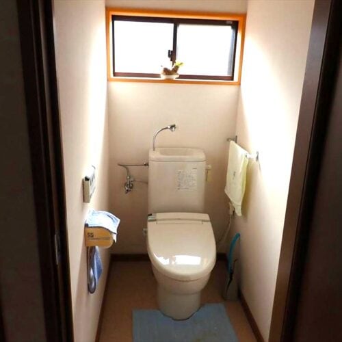 山口県山陽小野田市の物件のトイレ。小窓があり、換気しやすそう。