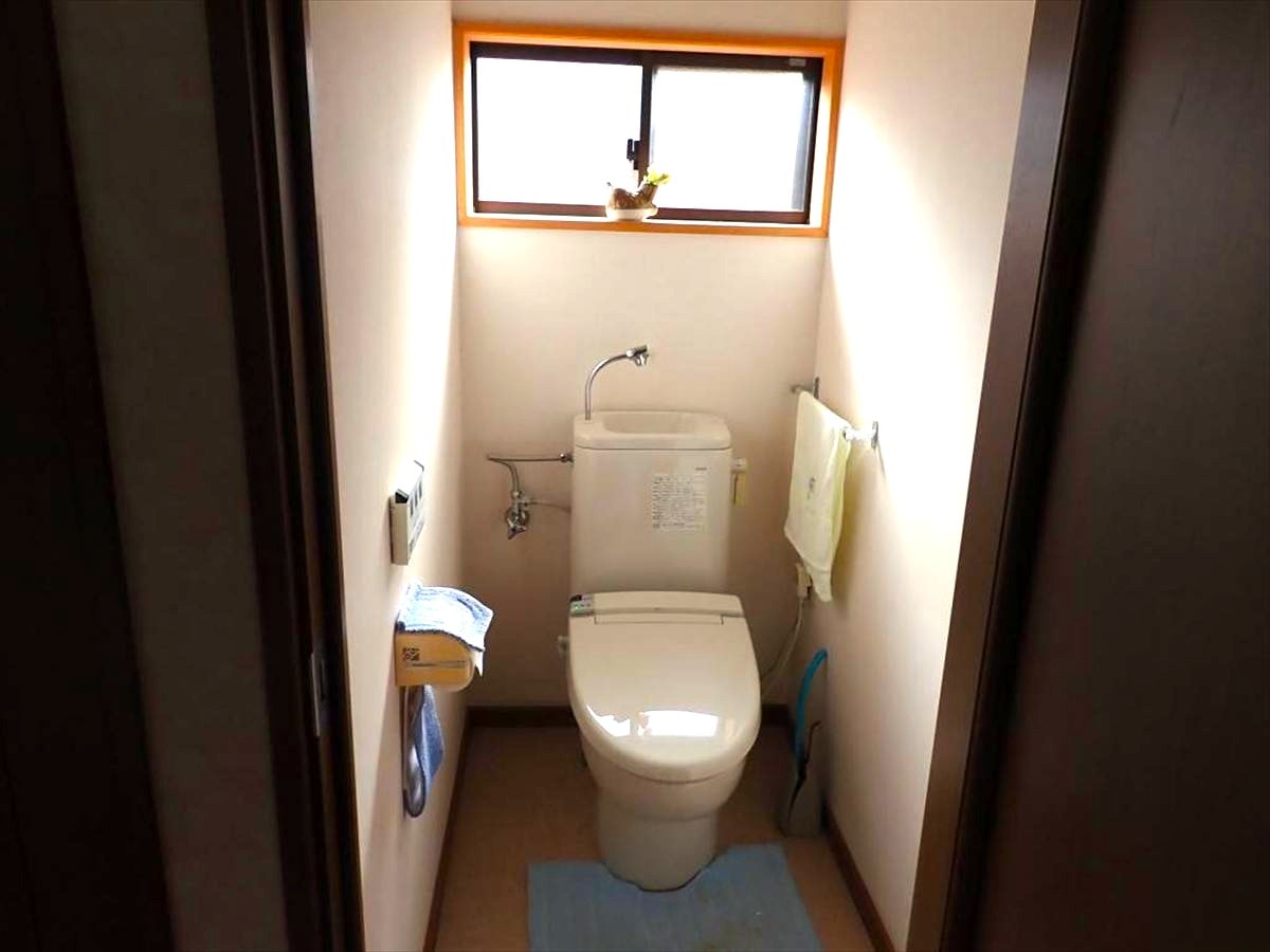 山口県山陽小野田市の物件のトイレ。小窓があり、換気しやすそう。