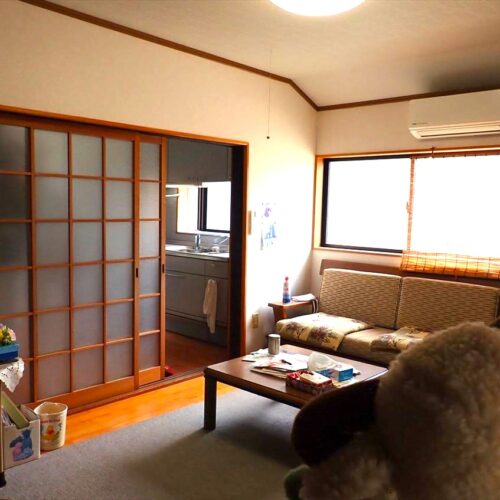 山口県山陽小野田市の物件の洋室。リビングとして使い勝手のよい広さ。