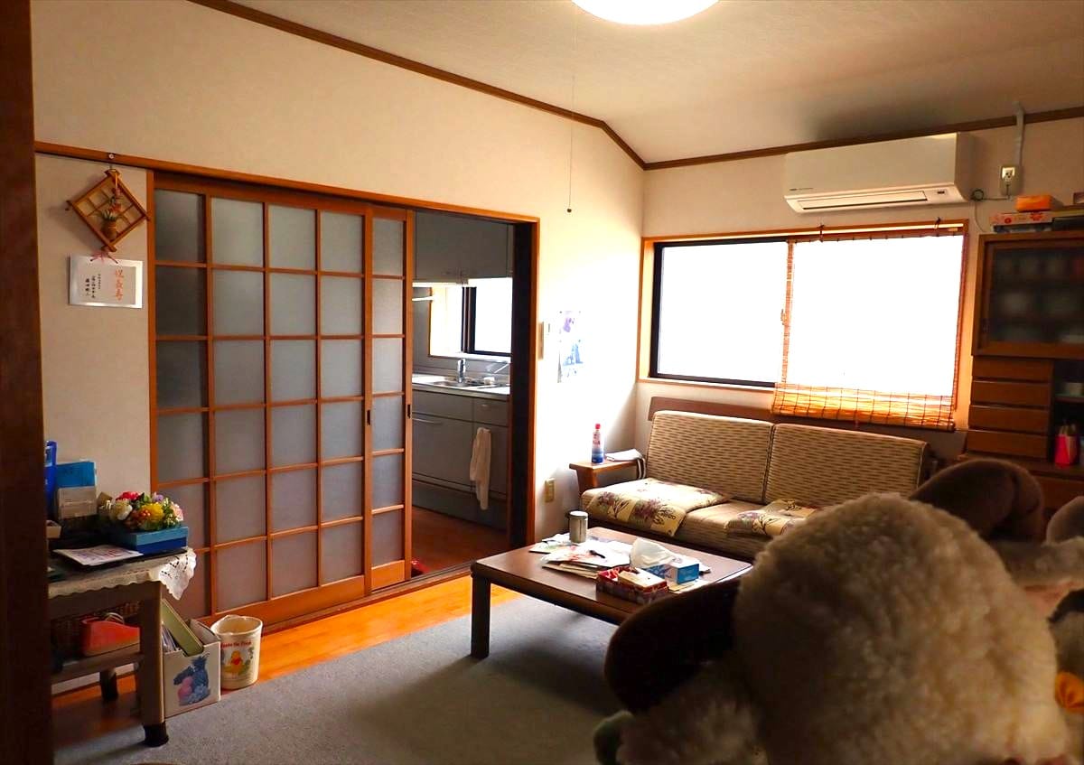 山口県山陽小野田市の物件の洋室。リビングとして使い勝手のよい広さ。