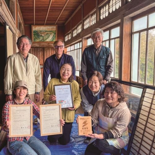 新潟県佐渡市の旧若林邸の改修サポーター「旧若林邸の障子張り替え隊」
