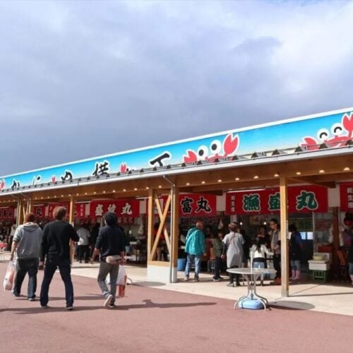 新潟県糸魚川市の道の駅「マリンドリーム能生」。鮮魚センターや土産物、レストランなどがあります