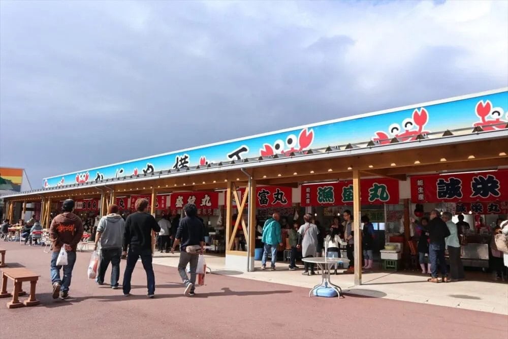新潟県糸魚川市の道の駅「マリンドリーム能生」。鮮魚センターや土産物、レストランなどがあります