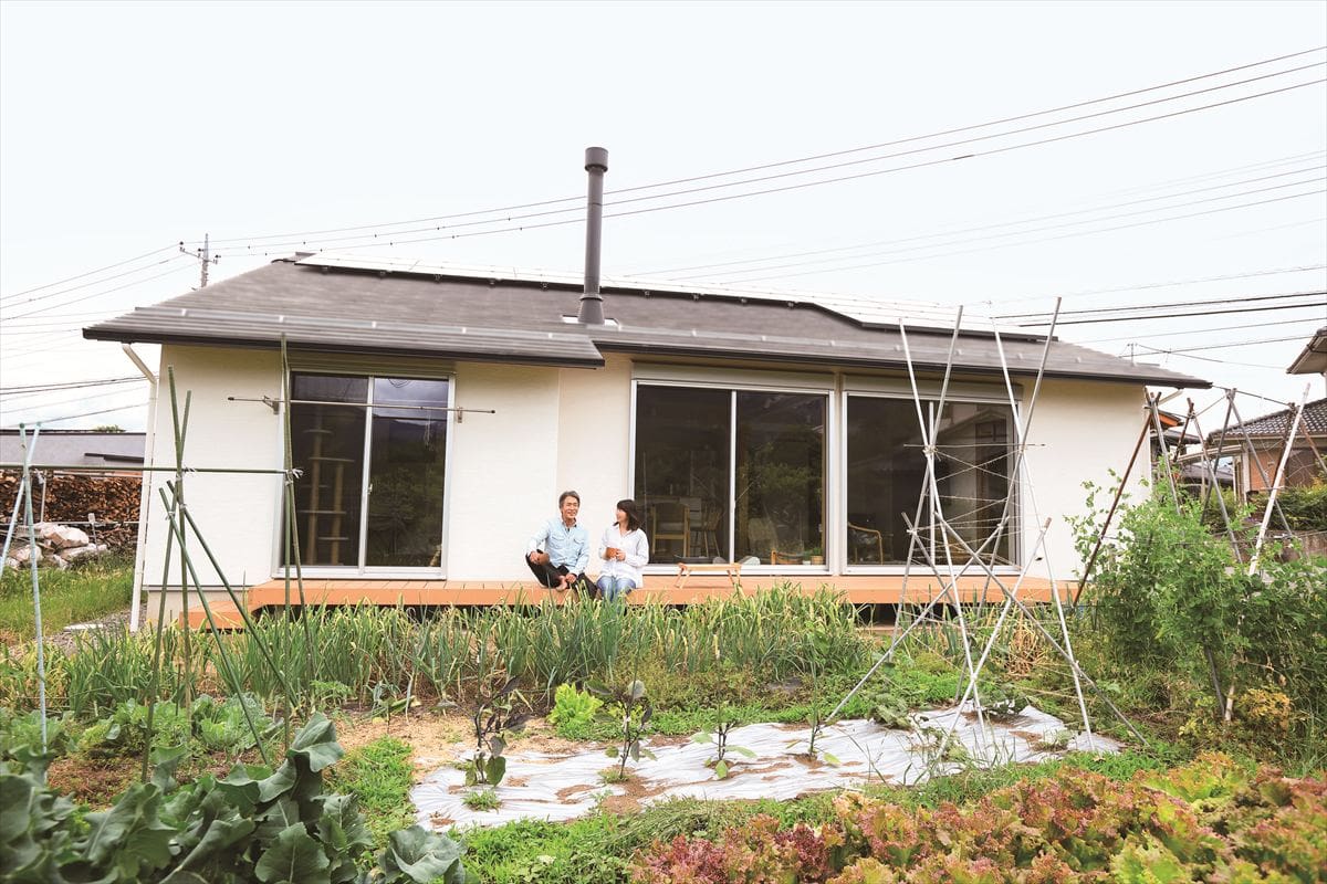 田舎暮らしの本スタッフの尾﨑たまきさんご自宅。縁側で菜園を眺めながらティータイム