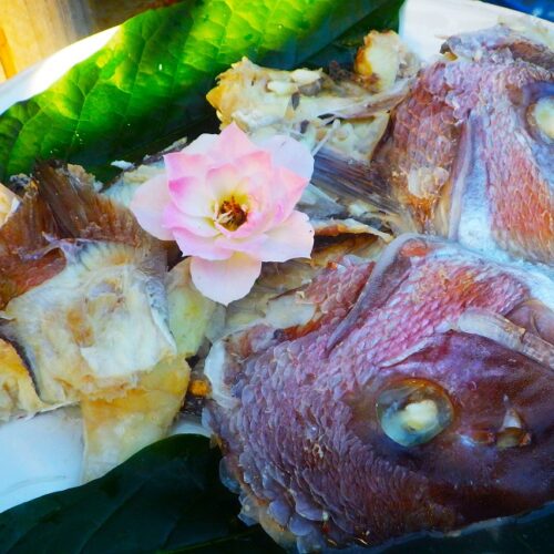 鯛の調理法をひとつ紹介しよう。圧力鍋で半日煮込む。そうすると身と一緒に食べられるくらい骨が柔らかくなる。血液をサラサラにする成分EPAやDHAが摂取できる魚は健康に良い。特に骨には切り身の数百倍のカルシウムが含まれているという。回転寿司のマグロやサーモンも悪くはなかろうが、参考にすべきことであろう。