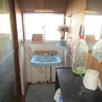 大分県杵築市の物件の洗面台。窓があり、光がよく入る。