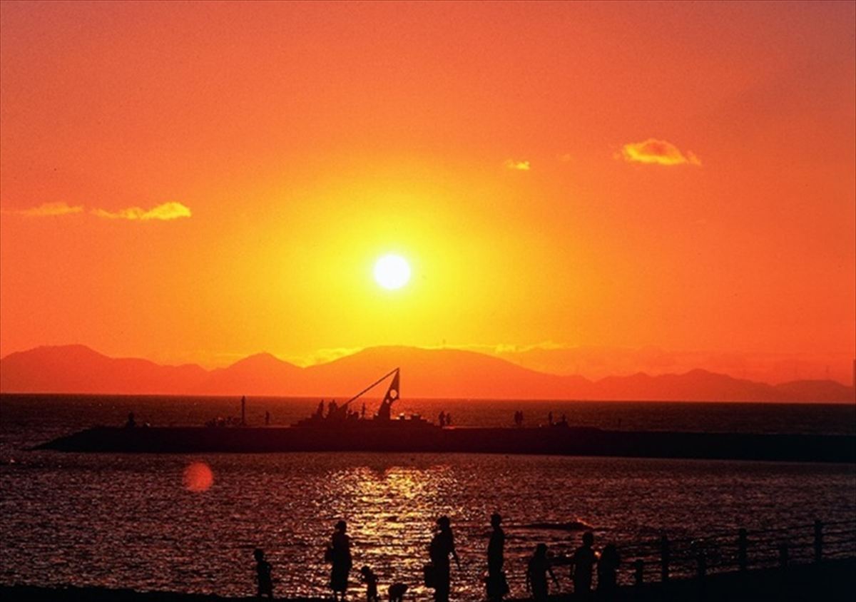 山口県山陽小野田市の「きららビーチ焼野」の夕陽。