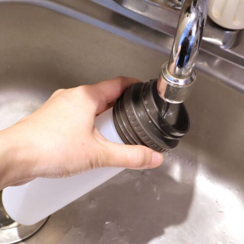一見水筒のような見た目なのですが、中にはシリコン素材の氷のうが収められるようになっており、水を入れて凍らせ、魔法瓶構造のホルダーに入れることで冷たい状態を長持ちさせることができます。