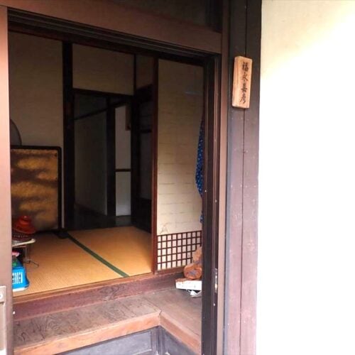 山口県山陽小野田市の物件の玄関。上り口は昔ながらの趣がある。