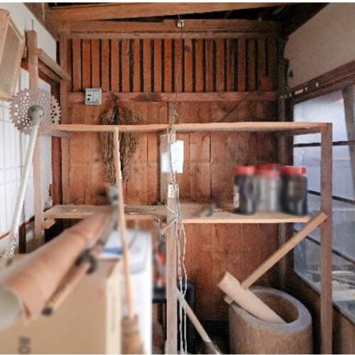 山形県大江町の物件の物置。餅つき用の臼と杵があるなど、昔の暮らしが偲ばれます