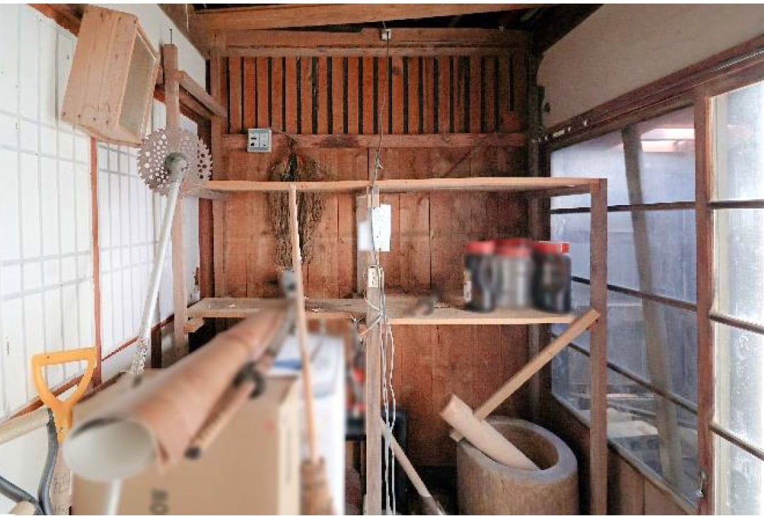 山形県大江町の物件の物置。餅つき用の臼と杵があるなど、昔の暮らしが偲ばれます