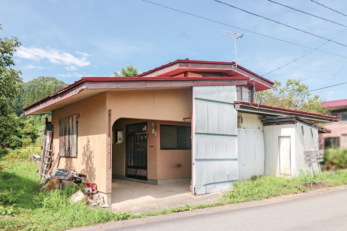 山形県大江町の物件の外観。赤い屋根が印象的です