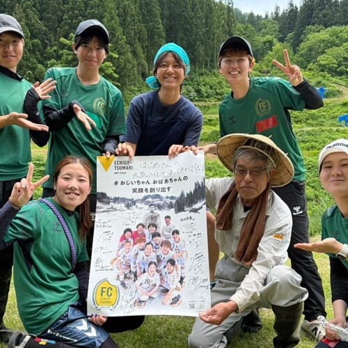 高齢化によって担い手が少なくなった棚田の保全に従事するメンバー
