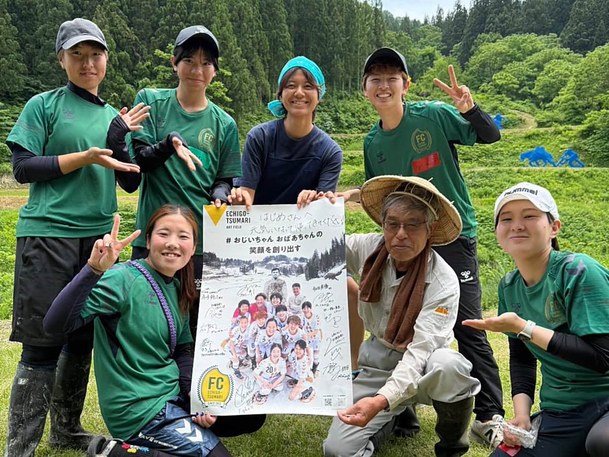 高齢化によって担い手が少なくなった棚田の保全に従事するメンバー