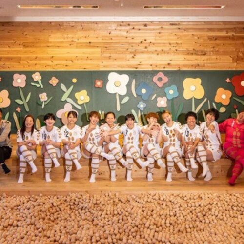 “大地の芸術祭”のコンセプトのもと集まり、地域で磨かれているメンバー（C）「木湯」鞍掛純一＋日本大学藝術学部彫刻コース有志 Photo Nakamura Osamu