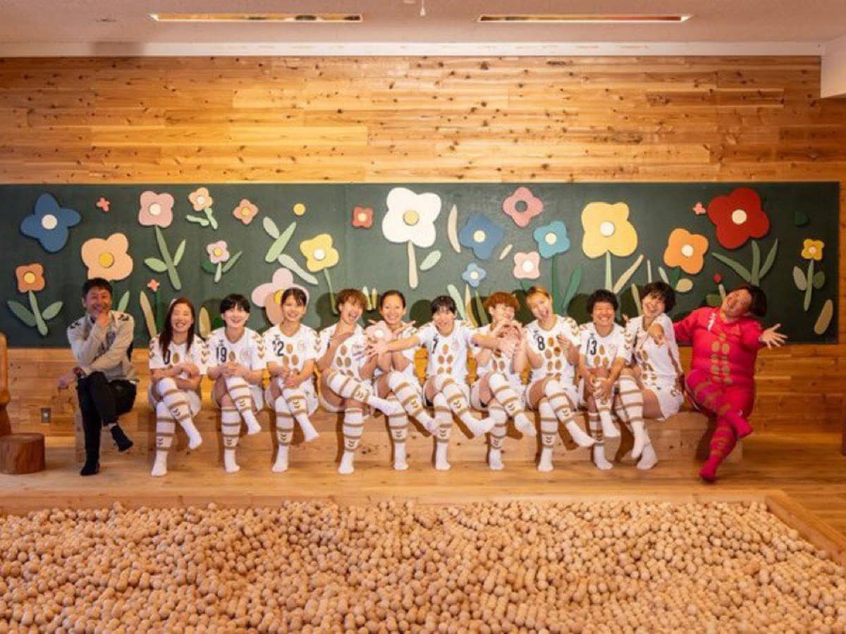 “大地の芸術祭”のコンセプトのもと集まり、地域で磨かれているメンバー（C）「木湯」鞍掛純一＋日本大学藝術学部彫刻コース有志 Photo Nakamura Osamu