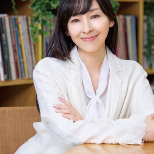 田舎暮らしの本のインタビューを受ける麻生久美子さん