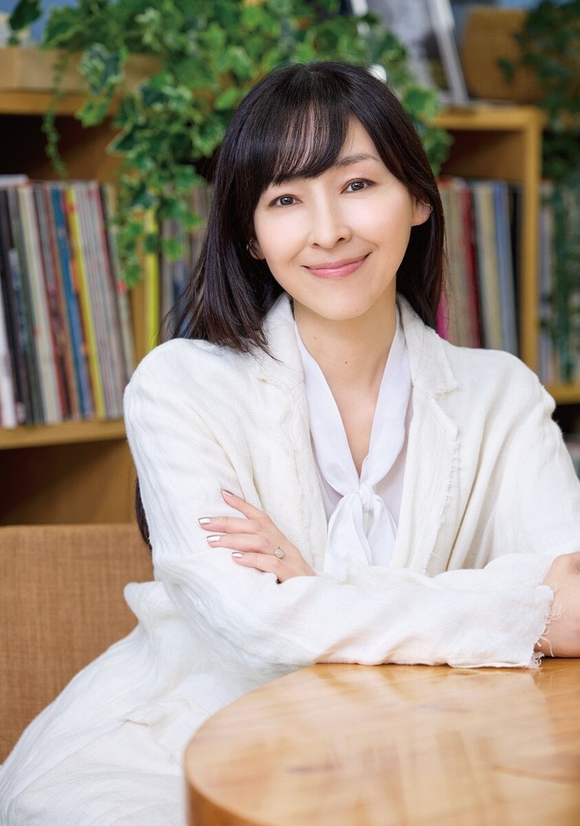 田舎暮らしの本のインタビューを受ける麻生久美子さん