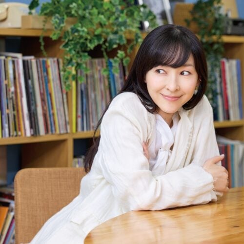 田舎暮らしの本のインタビューを受ける麻生久美子さん
