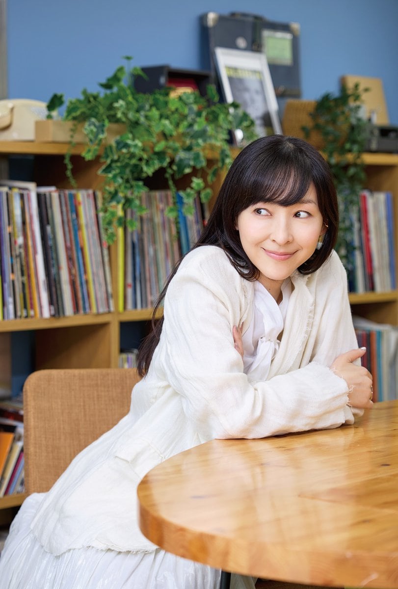 田舎暮らしの本のインタビューを受ける麻生久美子さん