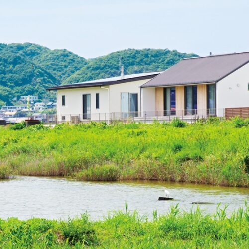 この地域にはかつて広大な塩田があった。その名残りの水辺にＮさん夫妻の家がある。