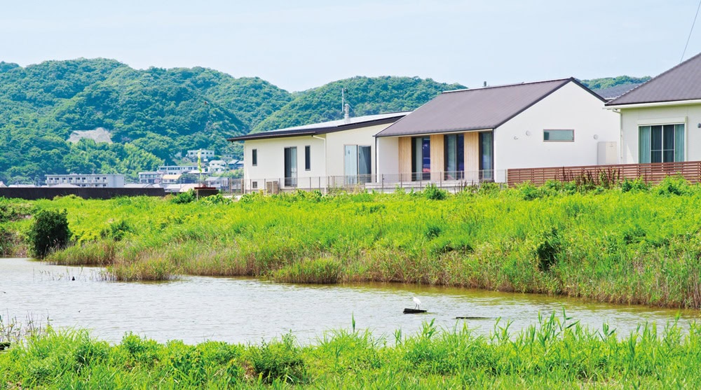 塩田があった名残りの水辺に、Nさん夫妻の家がある。