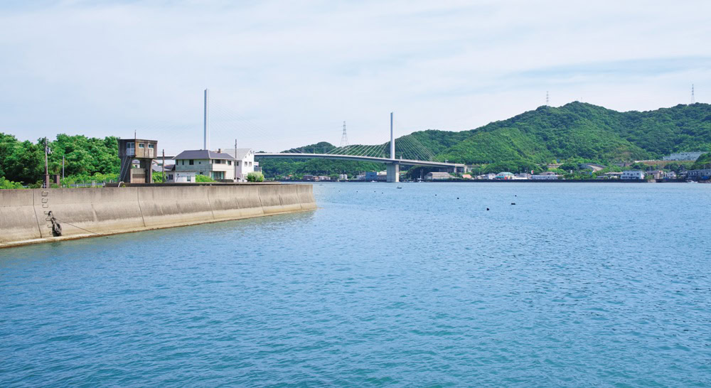 元塩田の水辺の向こうには、運河のような小鳴門海峡が見える。