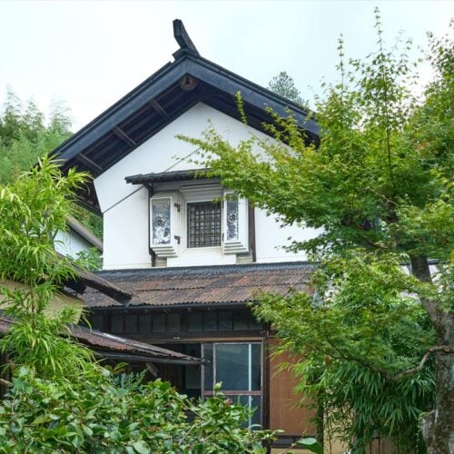 古民家には母屋のほかに蔵が３つも（東京都青梅市）