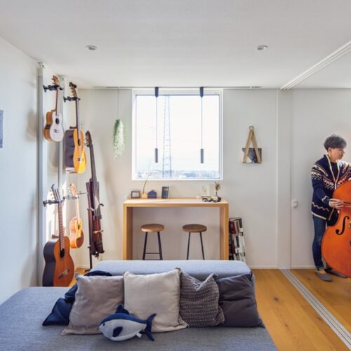 2階のリビング。引き戸でつながる右手のフリースペースは、ご主人の音楽部屋／無印良品の家・MUJI HOUSE