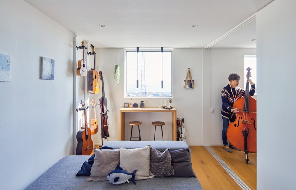 2階のリビング。引き戸でつながる右手のフリースペースは、ご主人の音楽部屋／無印良品の家・MUJI HOUSE