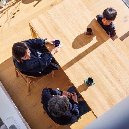 吹き抜けからダイニングルームを見下ろす。無印良品らしい無垢な家具が似合う空間だ／無印良品の家・MUJI HOUSE