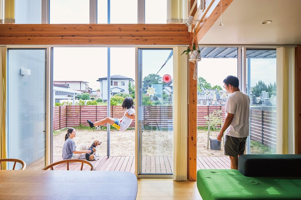 風を通す窓設計や、夏は日差しを遮り、冬は光を取り込む深い軒。自然に寄り添うパッシブデザインが、快適な暮らしを支えている／無印良品の家・MUJI HOUSE