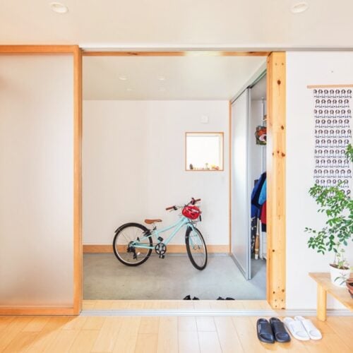日本家屋の「土間」のような玄関。自転車を置いたり、観葉植物を育てたりできる／無印良品の家・MUJI HOUSE