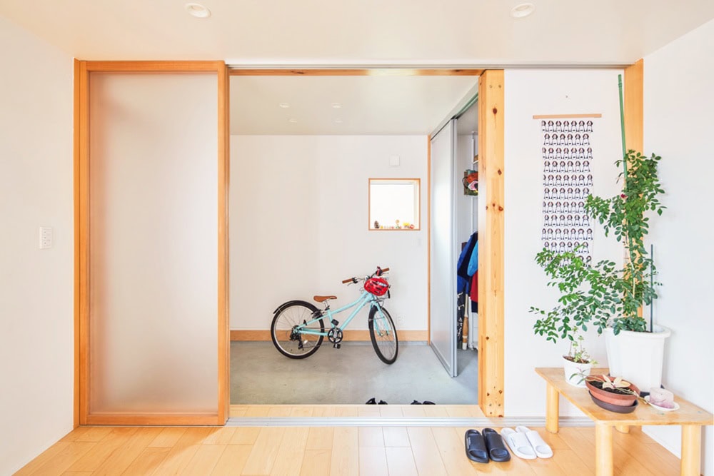 日本家屋の「土間」のような玄関。自転車を置いたり、観葉植物を育てたりできる／無印良品の家・MUJI HOUSE