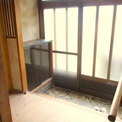 岡山県備前市の物件の玄関。手すりが付いている。