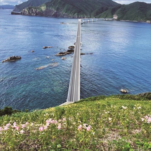 鹿児島県薩摩川内市の中甑島と下甑島をつなぐ甑大橋