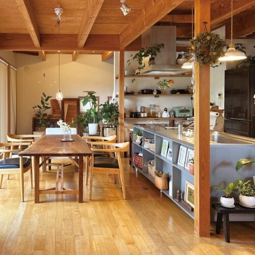 自宅のお気に入りは、キッチンから見える庭、天井の梁、ご主人のつくった棚やテーブル／アラカン夫婦の田舎暮らし（モコさん）