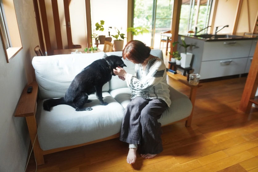 2人暮らしにちょうどいいサイズ感に惹か
れて購入した無印良品のソファ／アラカン夫婦の田舎暮らし（モコさん）