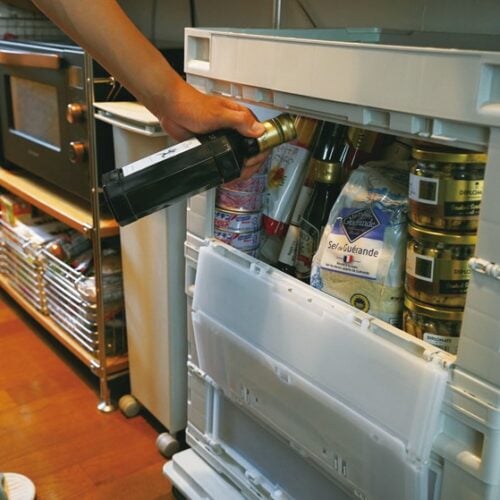 無印良品の折りたたみコンテナは、生活日用品や食品のストッカーとして使用／「KUMALOG」生活の山小屋（KUMAさん）